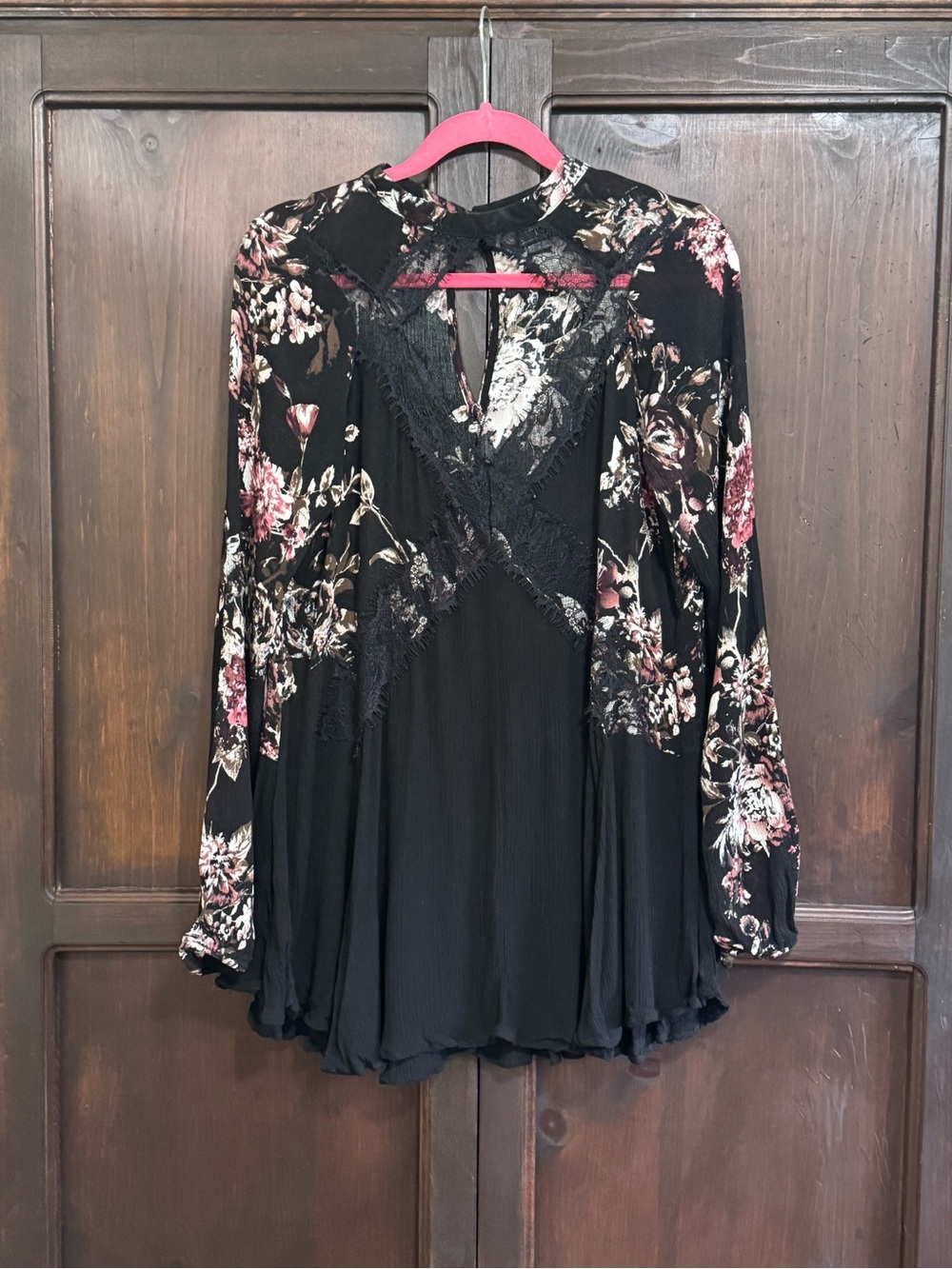 Daytrip Floral Cutout Lace-Trim Black Tunic Top Flowy Boho size Medium